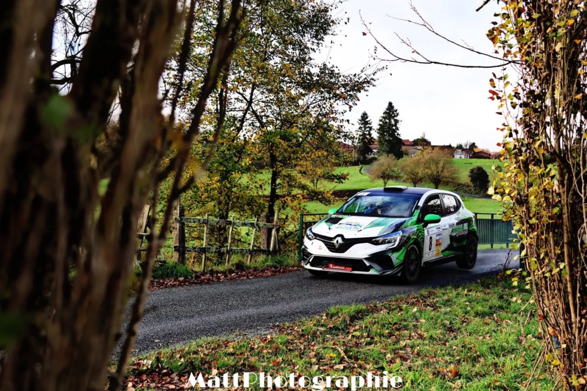 Voiture de rallye Team Duranton en action